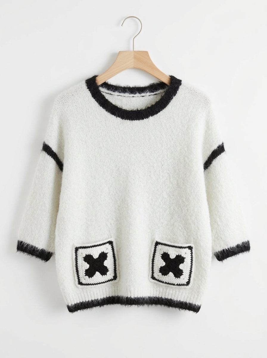 Белый пушистый женский джемпер с черной отделкой и накладными карманами
